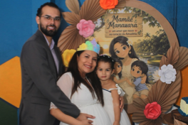 Família posando em frente ao painel Mamãe Manauara no Dia das Mães da Happy Bee