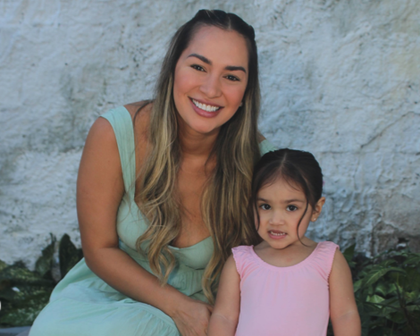Mãe e filha sorridentes em ensaio ao ar livre