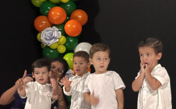 Meninos do Maternal apresentando coreografia no palco