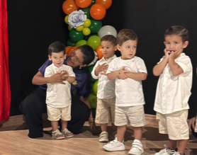 Professor e meninos em apresentação especial no palco