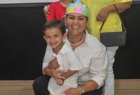 Mãe com coroa de aniversário abraçando seu filho