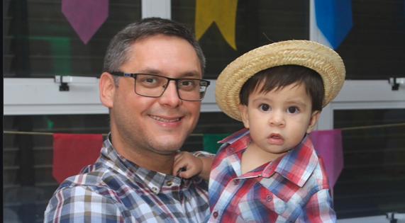Pai e filho fantasiados de caipira na festa Happy Bee na Roça