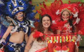 Apresentação com fantasias coloridas no Happy Bee na Roça